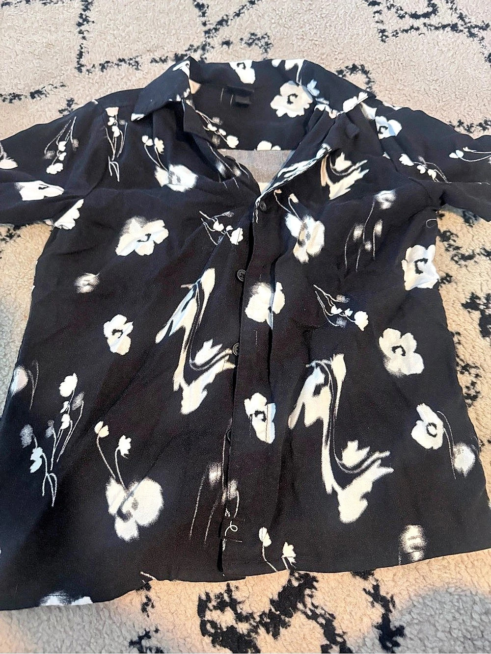 Art Class Floral Button Front Shirt in Black & White size 6/7